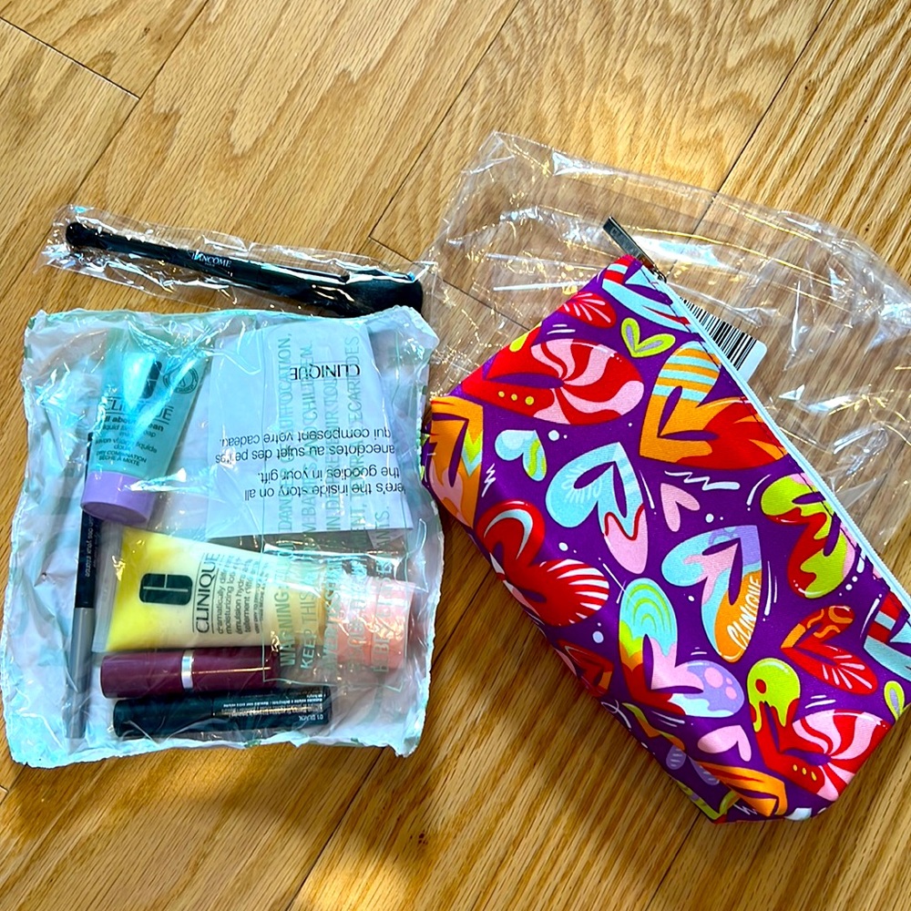 Clinique Makeup Sample Set (6 total samples) + One Heart Make-up Bag NEW! w Gift
